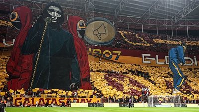 اشتباك جماهير جالطة سراي مع الشرطة الإسبانية خارج ملعب كامب