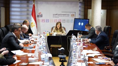 وزيرة التخطيط تلتقي وفد البنك الأوروبي لاستعراض عدد من المشروعات الرئيسية