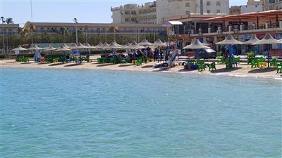 نشاط ملحوظ في حركة الرياح والأمواج بالغردقة بالتزامن مع انخفاض درجات الحرارة | صور