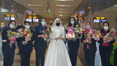 القومي للمرأة يوزع هدايا تذكارية للمسافرات بمطار القاهرة احتفالًا باليوم العالمي 