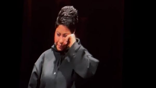 بكاء شيرين في حفل