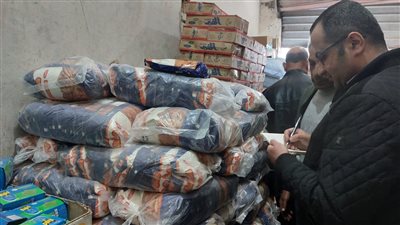 ضبط 98 طن مواد غذائية متنوعة مجهولة المصدر بالقليوبية 