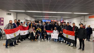 الهلال الأحمر توفر وسائل مواصلات للمصريين النازحين من أوكرانيا عبر حدود بولندا لتقلهم للمطار │ صور