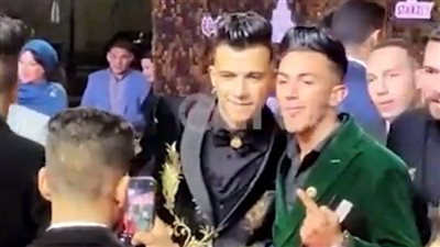 عصام صاصا يلتقط صورًا مع الجماهير وحراسة مشددة على محمد رجب.. لقطات من حفل وشوشة للأفضل | فيديو