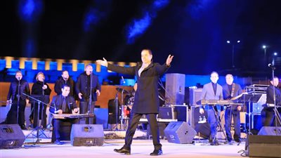 الفنان مدحت صالح يحيي حفل ختام مهرجان أبيدوس بسوهاج وسط تفاعل كبير من الجماهير