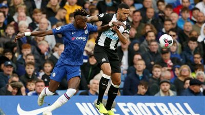 شجار بين جماهير تشيلسي ونيوكاسل قبل مباراتهما في الدوري الإنجليزي