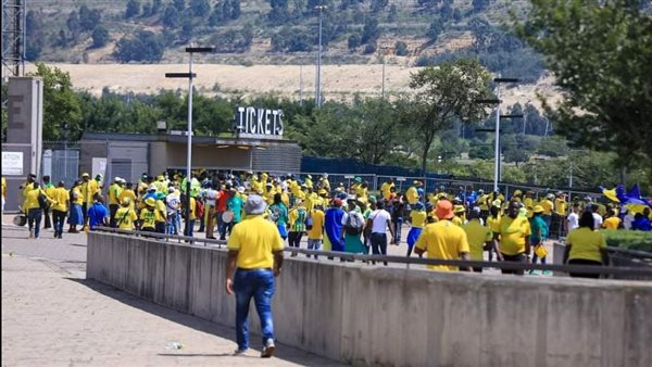 الجماهير أمام ملعب