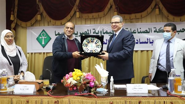 سعفان يتسلم درع كيما