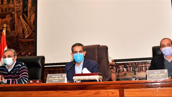 محافظ الغربية يناقش