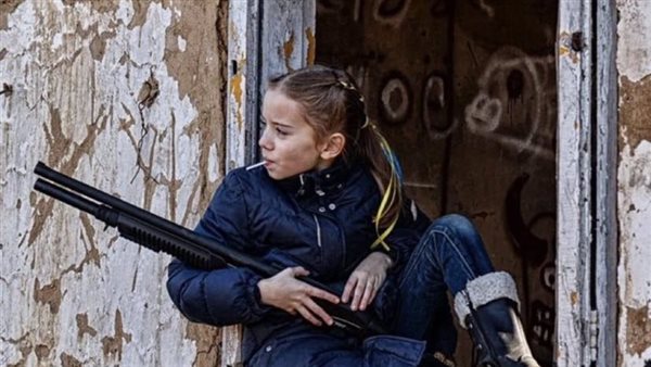 فتاة تحمل بندقية