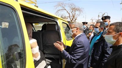  محافظ المنيا يتفقد تشغيل منظومة إحلال السيارات الربع نقل بميكروباص 