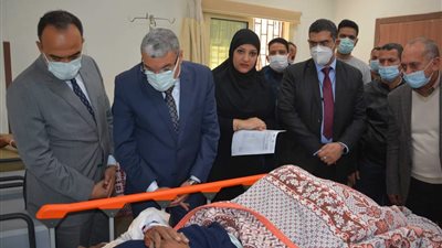 محافظ المنيا يتابع حالة المصابين في حادث انقلاب ميكروباص بالطريق الزراعي بسمالوط