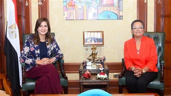 وزيرة الهجرة مع أنيسة