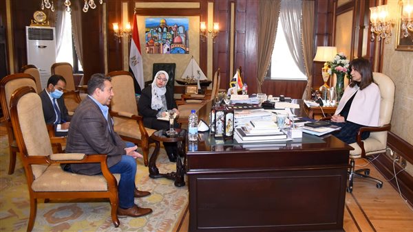 وزيرة الهجرة مع خبير