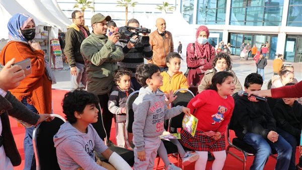 الأطفال يتفاعلون