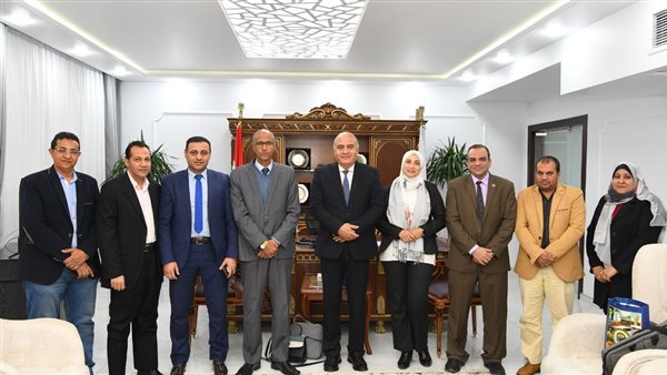 محافظ قنا يستقبل