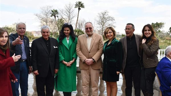 زاهي حواس يهدي كتاب