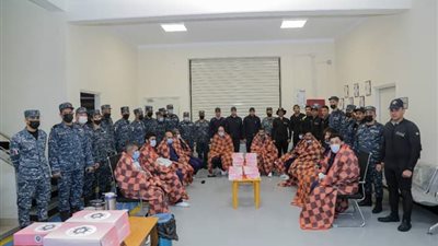 القوات البحرية تنقذ طاقم سفينة على متنها 10 أجانب بعد تعرضها للغرق بالإسكندرية