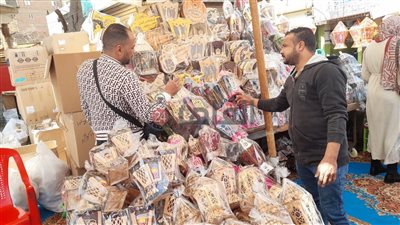 جولة في سوق فوانيس رمضان.. استقرار الأسعار والمعدن والأركيت الأكثر انتشارا | صور