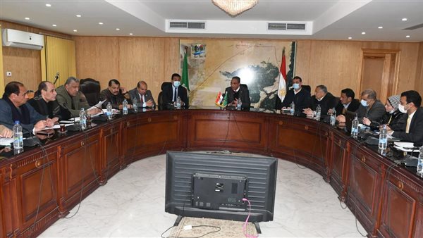 محافظ الفيوم يجتمع