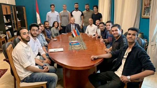 الطلاب العائدون من