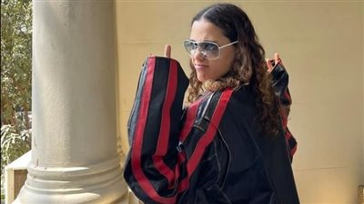 جاكيت ونظارة.. جانا عمرو دياب تفاجئ الجمهور وتظهر بإطلالة والدها قبل 17 عامًا | صور