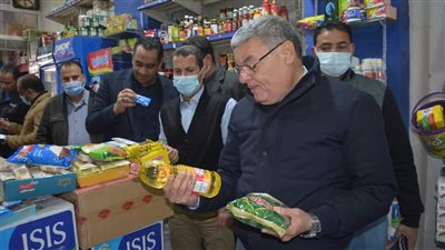 محافظ المنيا يقود جولة مفاجأة للتأكد من توافر السلع الغذائية بالأسواق 