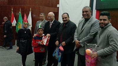 بتوزيع الهدايا على الأطفال.. رئيس جامعة بنها يشهد احتفالات الجامعة بيوم اليتيم