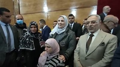 وزيرة التضامن تجبر بخاطر فتاة من ذوي الهمم وتمسح دموعها في احتفالية قادرون باختلاف | فيديو 