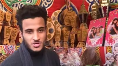 طالب بكلية هندسة يبيع الفوانيس بشوارع المنصورة: الأسعار تبدأ من 25 جنيهًا | فيديو 
