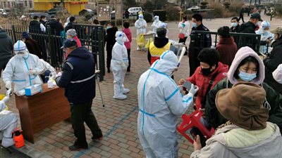 الصين ترسل الجيش لمدينة شنجهاي لاختبار 26 مليون مواطن لفيروس كورونا