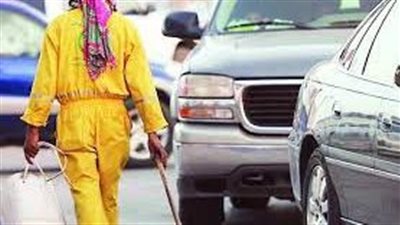 أغضب السعوديين.. عامل يتسول بطريقة لا تخطر على بال 
