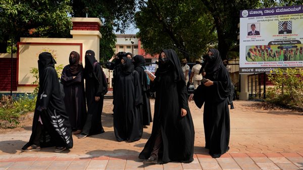 حجاب الطالبات - أرشيف