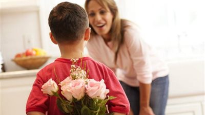  ما التأثير النفسي لاحتفالات عيد الأم على الأطفال اليتامى؟.. استشاري نفسي يجيب