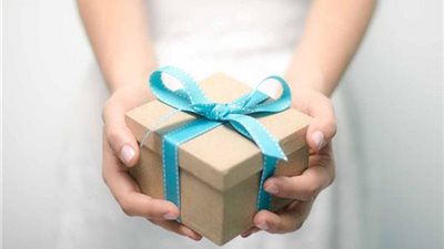 الإفتاء: للهدايا أثر جميل في النفوس فتبادلوها فيما بينكم ولو كانت بسيطة