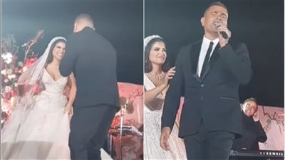 داس على فستان العروس.. عمرو دياب يتعرض لموقف محرج في حفل زفاف|فيديو