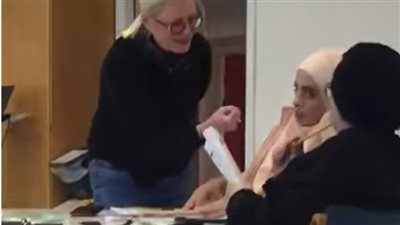 أول تعليق من مرصد الأزهر على معلمة سويدية أهانت طالبة محجبة (فيديو)