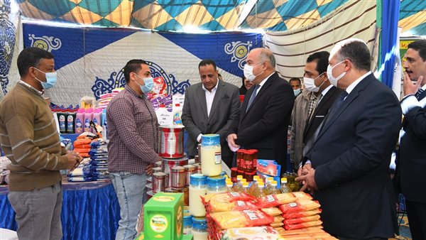 محافظ قنا يفتتح معرض