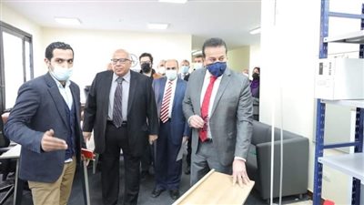وزير التعليم العالي يتفقد معرض الأثاث المكتبي بجامعة القاهرة الجديدة التكنولوجية