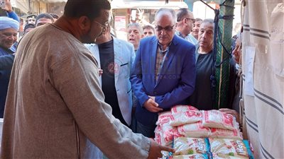 رئيس مدينة إسنا بالأقصر يفتتح معرض أهلا رمضان لتوفير السلع بأسعار مخفضة |صور 