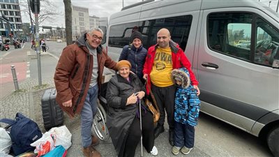 من برلين للحدود البولندية.. مصري بألمانيا يساعد ذوي الإعاقة النازحين من الحرب الروسية │ صور