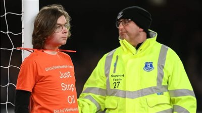 أوقفوا البترول.. رسالة مشجع في لقاء إيفرتون ونيوكاسل في الدوري الإنجليزي | فيديو