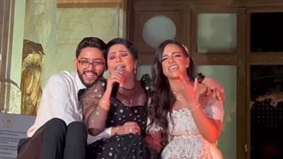 شيرين عبد الوهاب تحيي حفل زفاف مصمم الحفلات أحمد ياسين.. وتحتضن العروسين | فيديو