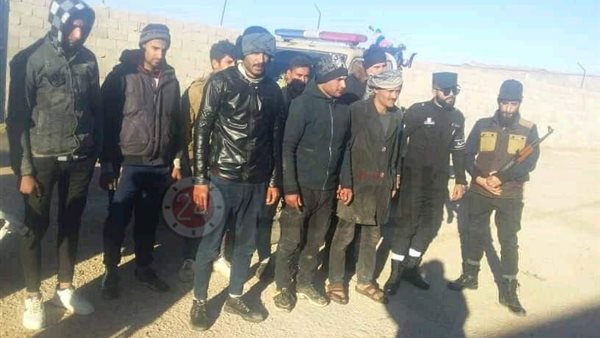 لحظة تسليم بعض الناجين