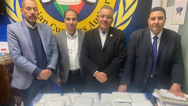 رجال الجمارك بالمطار