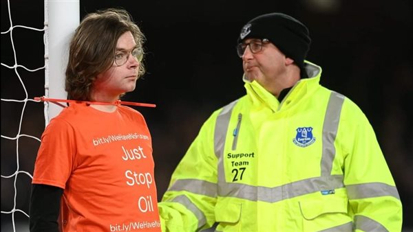 مشجع يشنق نفسه في