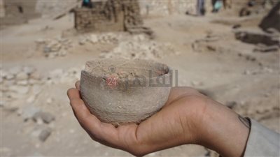 من الأسرة الثالثة.. اكتشاف وعاء أثري وصندل جلدي لطفل بالأقصر