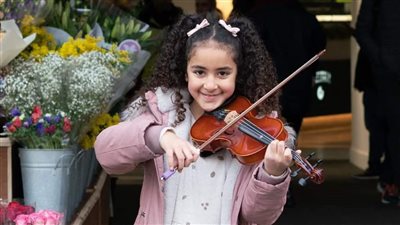 سيمفونية عطاء.. لي لي تعزف في شوارع لندن لجمع تبرعات لمستشفى الأطفال بمصر