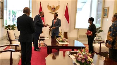 وزير الخارجية يسلم الرئيس الإندونيسي رسالة من السيسي