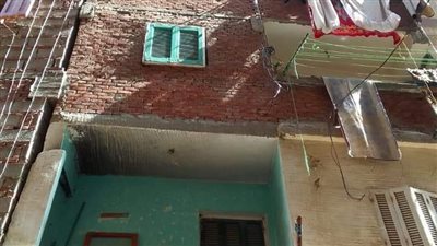 مصرع شاب وإصابة والده فى انهيار سقف عقار بالإسكندرية